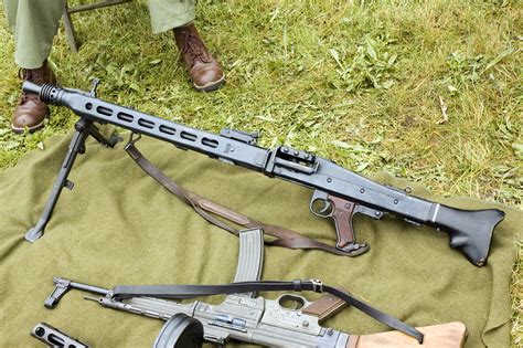 Schusstest mit dem originalen deutschen MG42 auf ein Auto.Viel Spaß beim Ansehen!Entdecke unseren Waffenhof Merch Shop & unterstütze unser Projekt:https://wa...